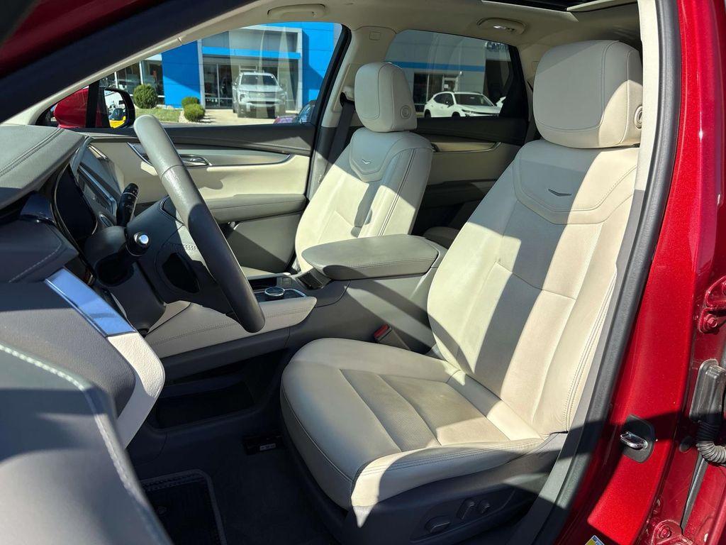 used 2022 Cadillac XT5 car, priced at $36,995