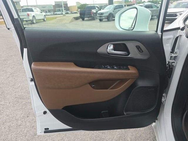 used 2020 Chrysler Pacifica Hybrid car, priced at $26,000