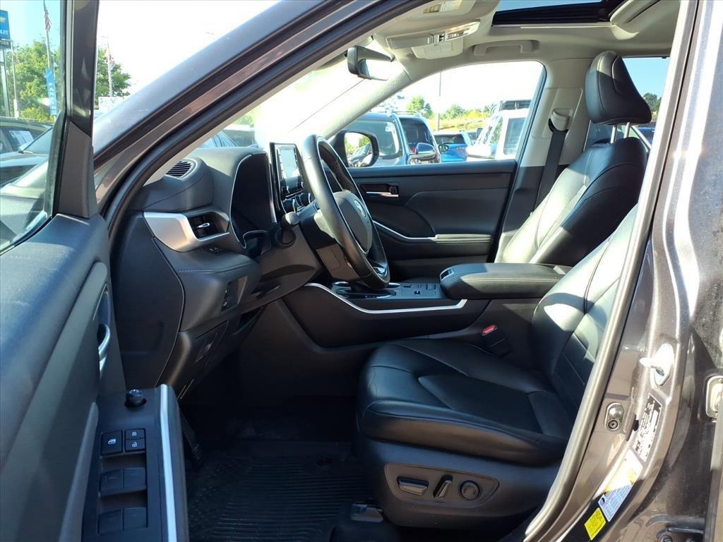 used 2021 Toyota Highlander Hybrid car, priced at $28,650