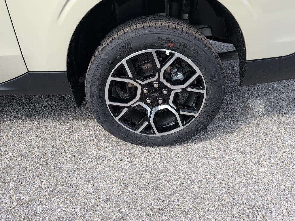 new 2025 Ford Maverick car, priced at $34,082