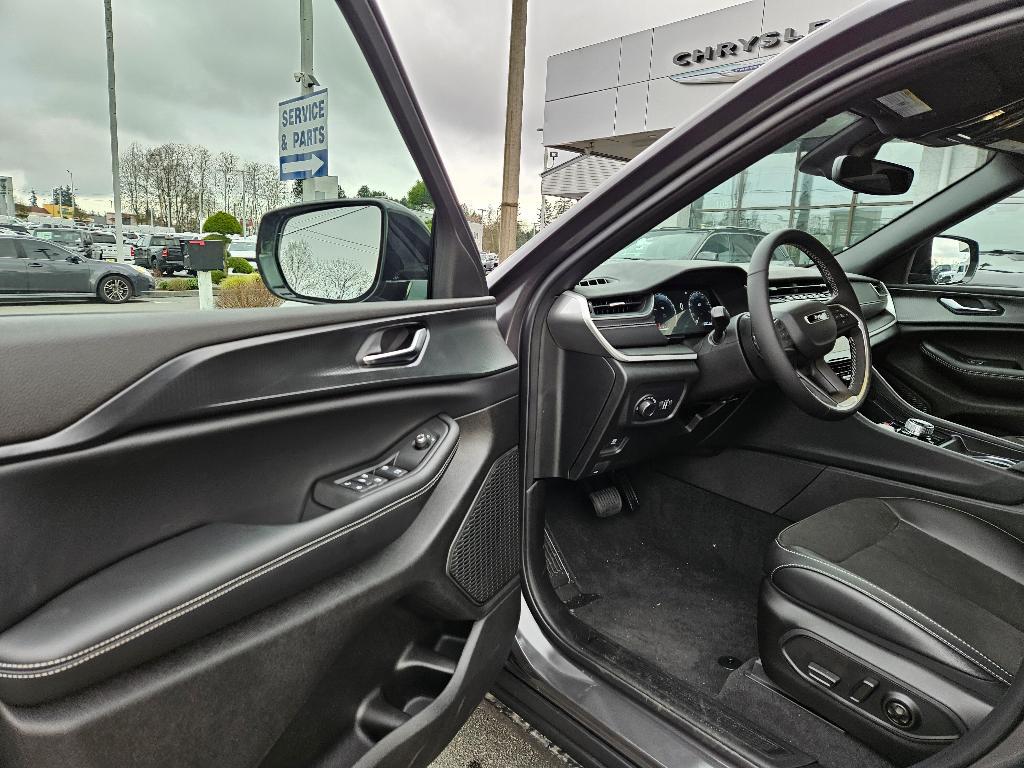 new 2025 Jeep Grand Cherokee car, priced at $44,970