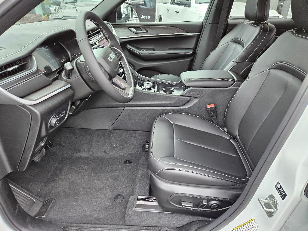 new 2025 Jeep Grand Cherokee car, priced at $43,935
