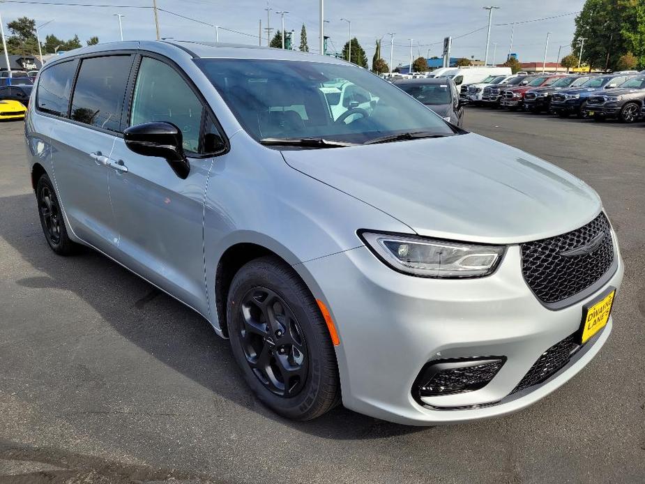 new 2023 Chrysler Pacifica Hybrid car, priced at $46,975