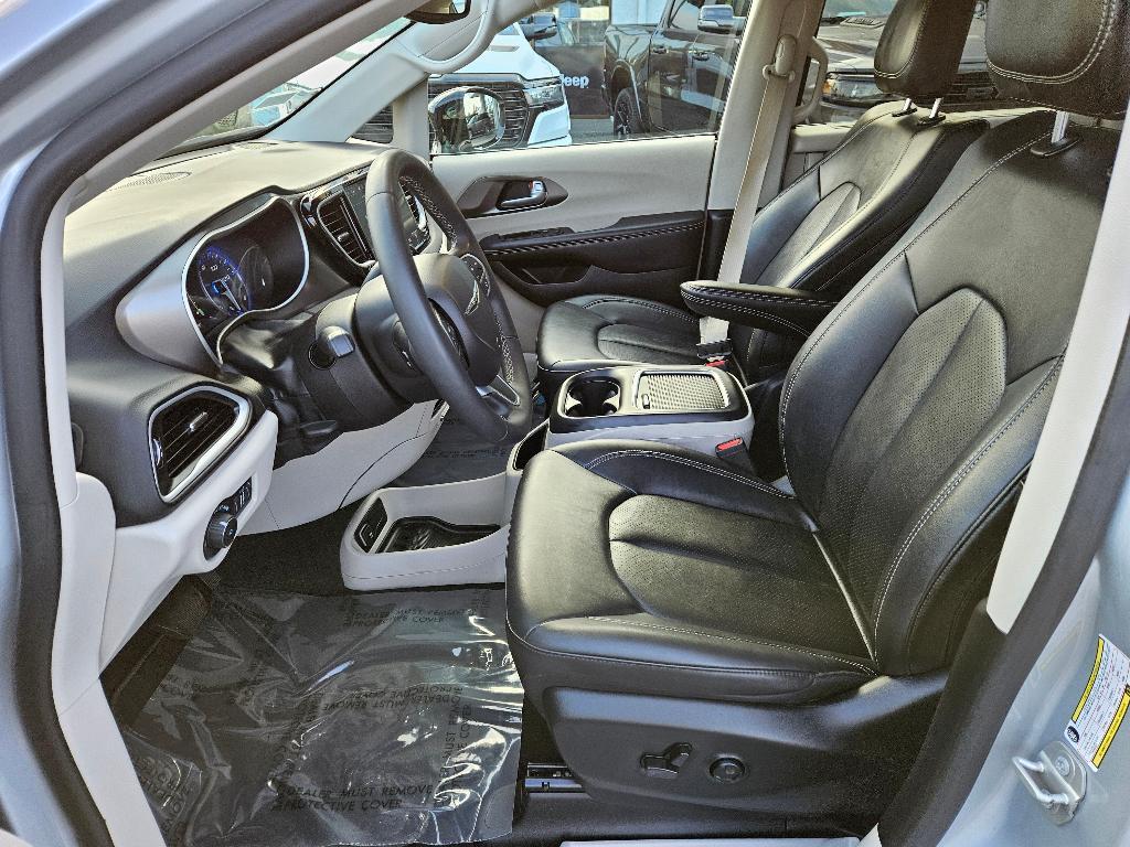 used 2024 Chrysler Pacifica car, priced at $28,370