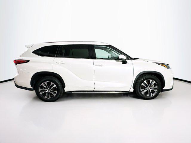 used 2021 Toyota Highlander car, priced at $28,999