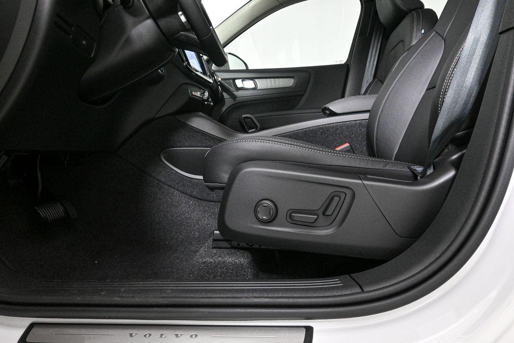 new 2025 Volvo XC40 car, priced at $36,437