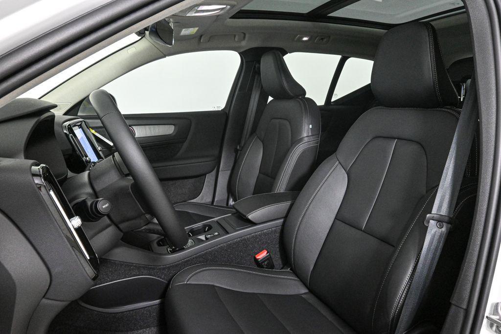 new 2025 Volvo XC40 car, priced at $36,437