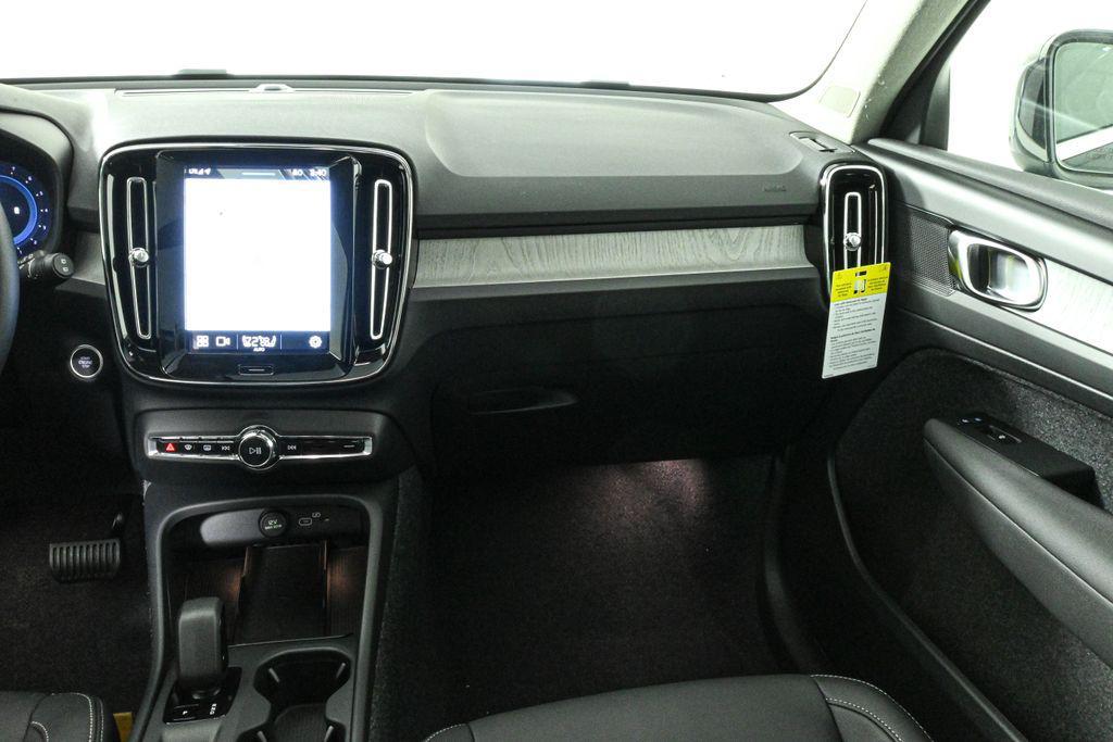 new 2025 Volvo XC40 car, priced at $36,437