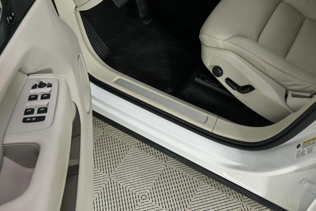 used 2022 Volvo XC60 car, priced at $34,492