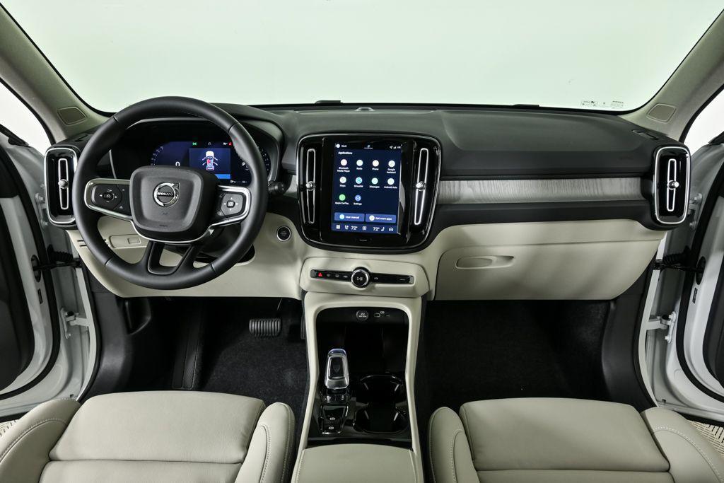 new 2026 Volvo XC40 car