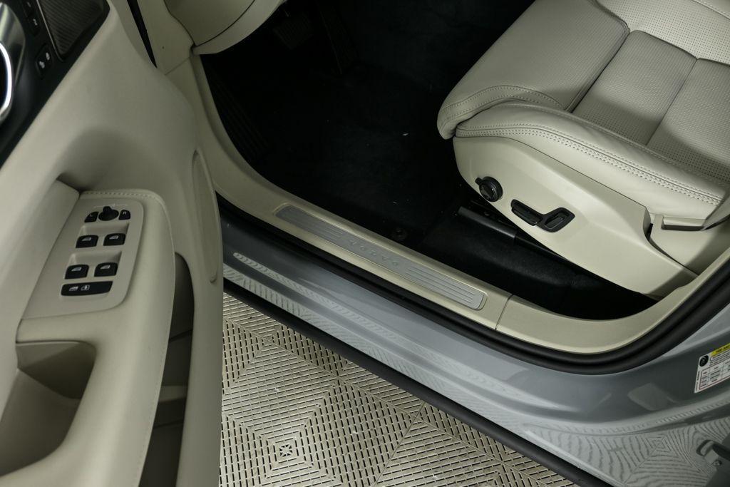 new 2026 Volvo XC60 Plug-In Hybrid car, priced at $75,235