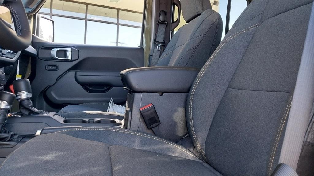 new 2025 Jeep Gladiator car, priced at $41,278