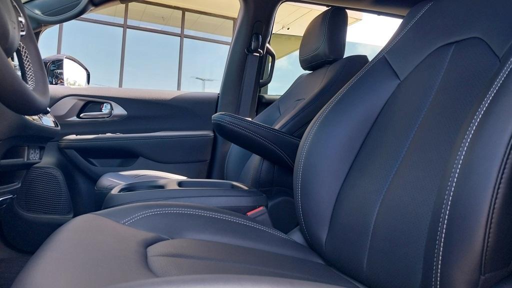 new 2025 Chrysler Pacifica car, priced at $38,518