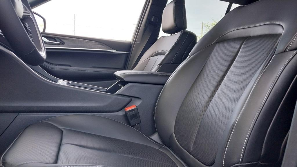 new 2025 Jeep Grand Cherokee car, priced at $47,584
