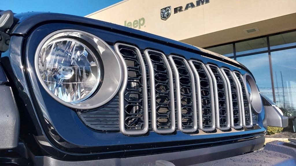 new 2025 Jeep Gladiator car, priced at $39,680