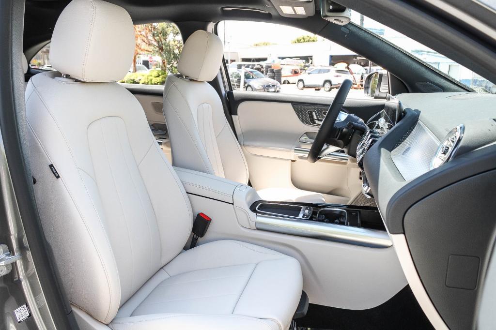 new 2025 Mercedes-Benz GLA 250 car, priced at $50,460