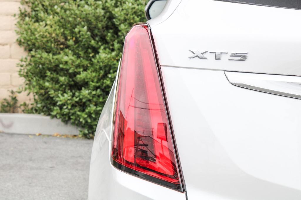 used 2022 Cadillac XT5 car, priced at $33,991