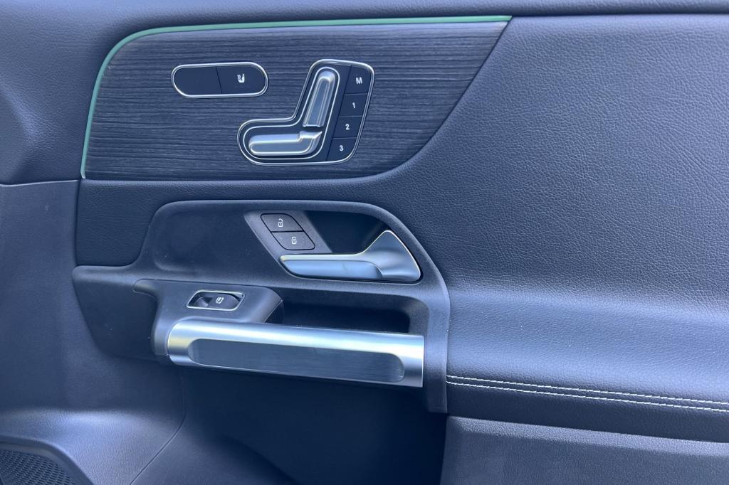 new 2025 Mercedes-Benz GLB 250 car, priced at $49,590