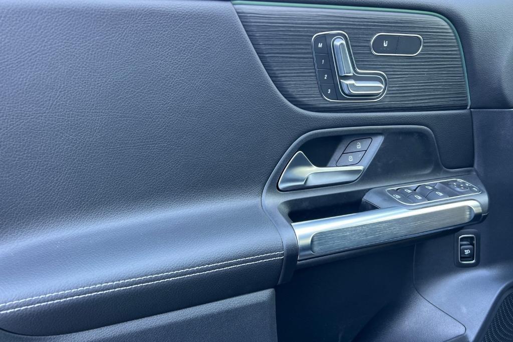 new 2025 Mercedes-Benz GLB 250 car, priced at $49,590