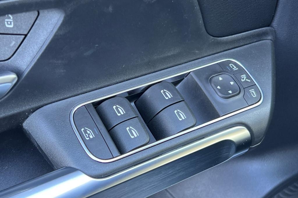new 2025 Mercedes-Benz GLB 250 car, priced at $49,590