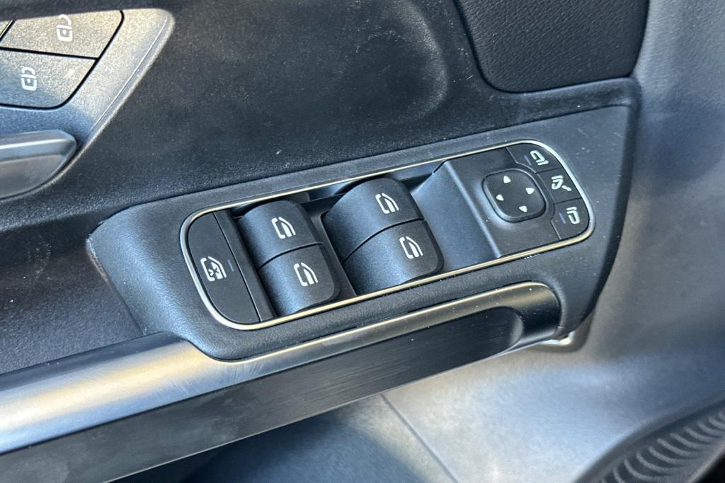 new 2025 Mercedes-Benz GLB 250 car, priced at $47,420