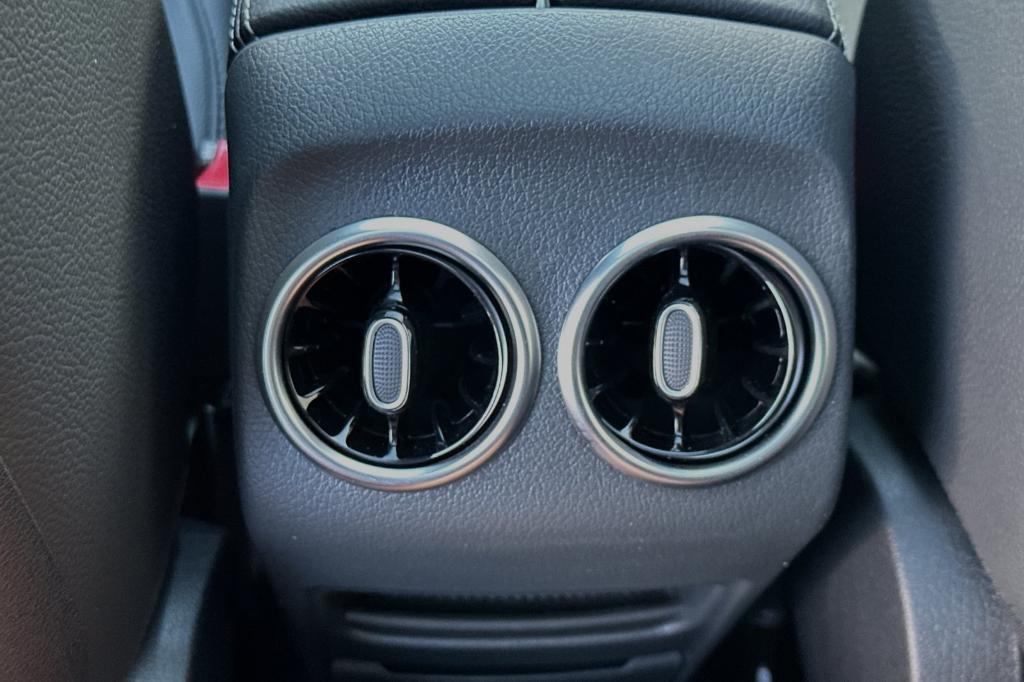 new 2024 Mercedes-Benz GLB 250 car, priced at $49,320