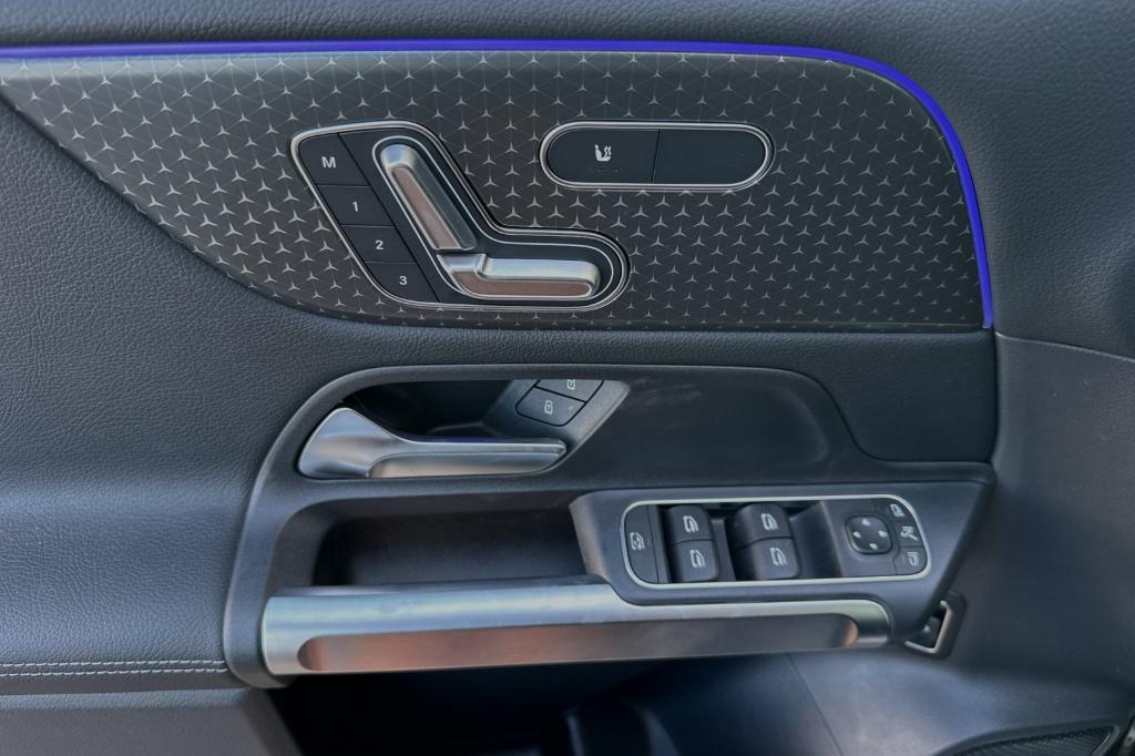 new 2024 Mercedes-Benz GLB 250 car, priced at $49,320