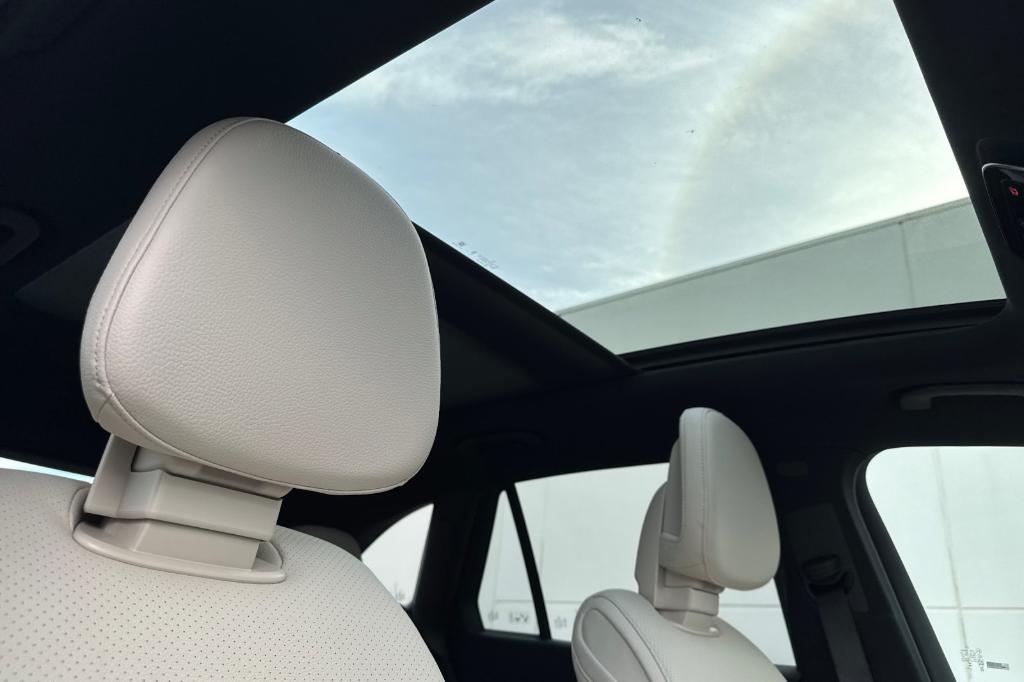 new 2025 Mercedes-Benz GLC 300 car, priced at $52,975