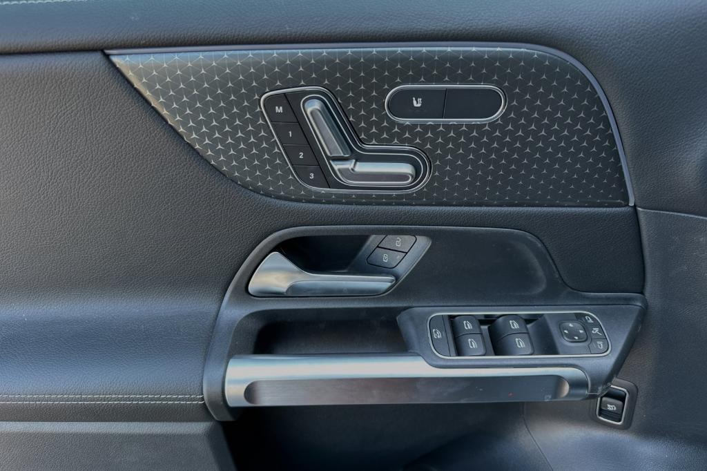 new 2024 Mercedes-Benz GLB 250 car, priced at $51,215