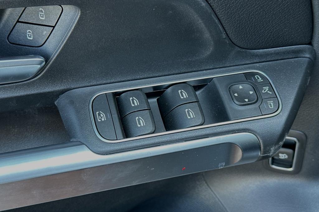 new 2024 Mercedes-Benz GLB 250 car, priced at $51,215