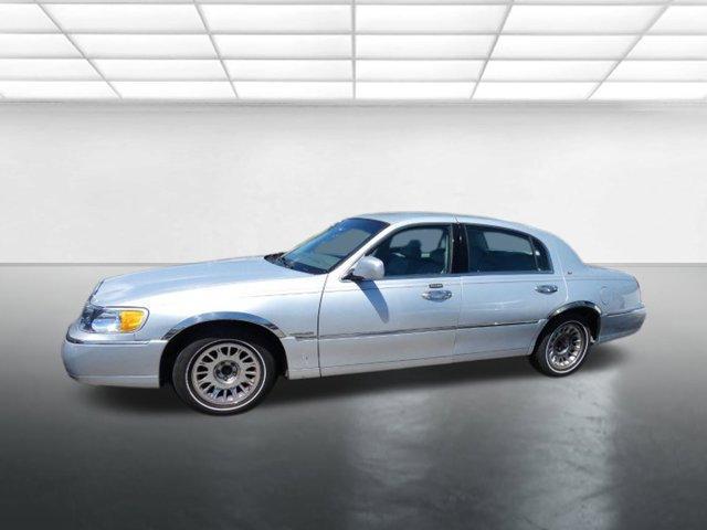 used 2001 Lincoln Town Car car, priced at $12,950