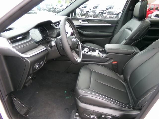 new 2025 Jeep Grand Cherokee car, priced at $44,301