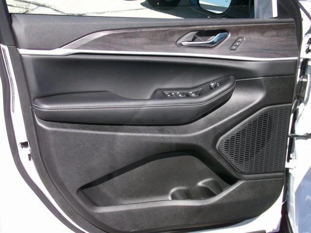 new 2025 Jeep Grand Cherokee car, priced at $44,875