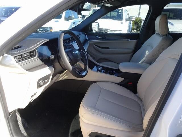 new 2025 Jeep Grand Cherokee car, priced at $42,200