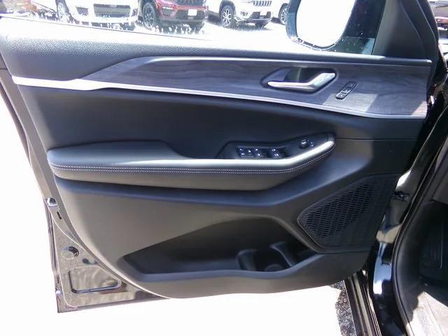 new 2025 Jeep Grand Cherokee car, priced at $47,121