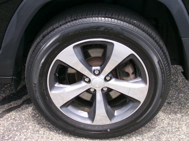 used 2019 Jeep Cherokee car, priced at $18,495
