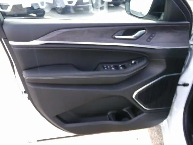new 2025 Jeep Grand Cherokee car, priced at $54,740