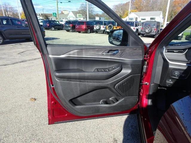 new 2025 Jeep Grand Cherokee car, priced at $48,035