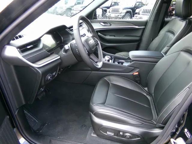 new 2025 Jeep Grand Cherokee car, priced at $42,381