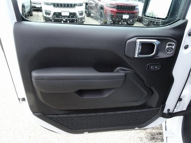 new 2025 Jeep Wrangler car, priced at $45,086