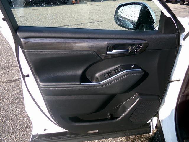 used 2021 Toyota Highlander car, priced at $36,495