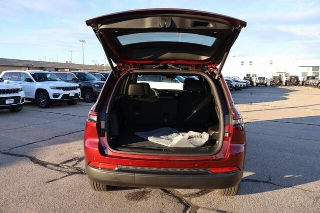 new 2025 Jeep Grand Cherokee car, priced at $43,980