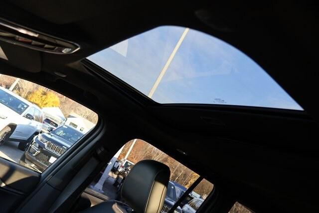 new 2025 Jeep Grand Cherokee car, priced at $43,980