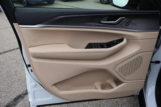 new 2025 Jeep Grand Cherokee car, priced at $44,150