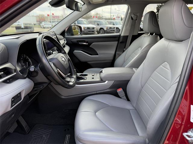 used 2023 Toyota Highlander car, priced at $39,987