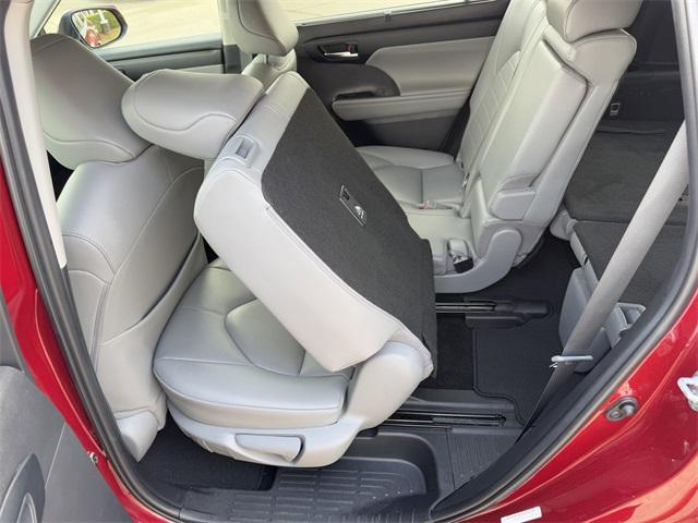 used 2023 Toyota Highlander car, priced at $39,987