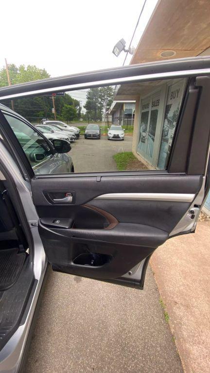 used 2014 Toyota Highlander car, priced at $13,990