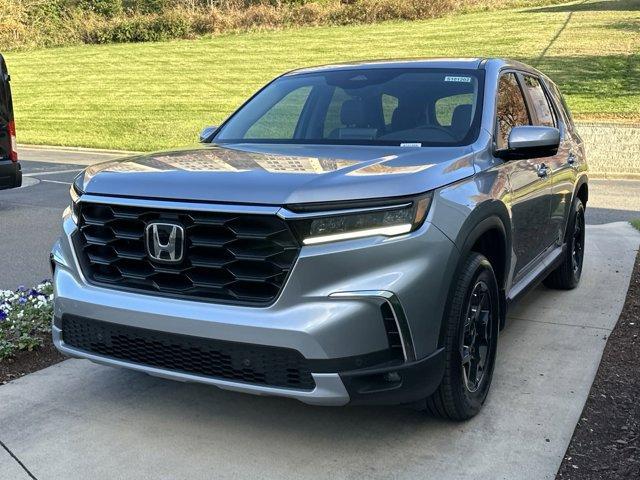 new 2025 Honda Pilot car, priced at $48,625