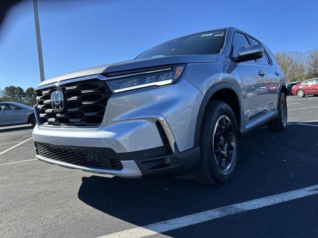 new 2025 Honda Pilot car, priced at $45,795