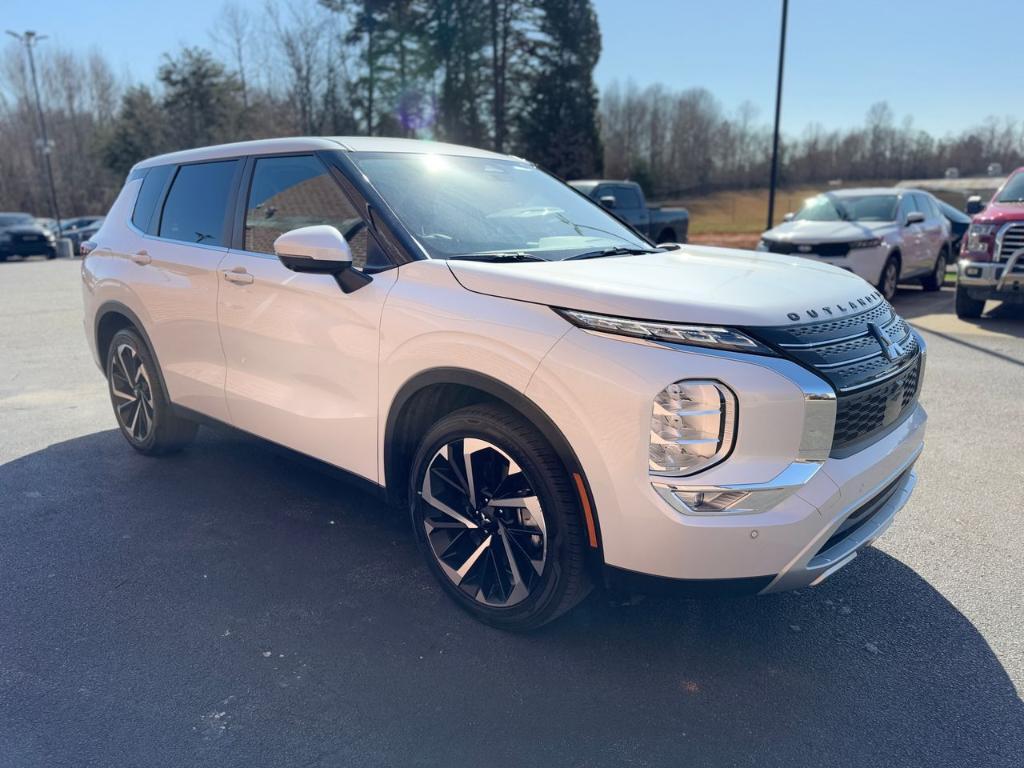 used 2024 Mitsubishi Outlander car, priced at $25,662